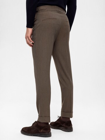 Antioch Slimfit Bundfaltenhose in Braun