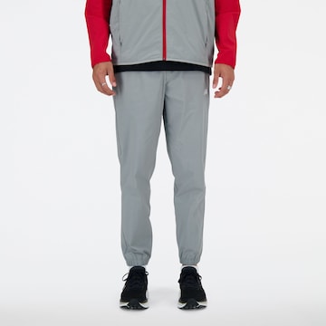 Effilé Pantalon new balance en gris : devant