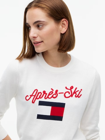 Pulover de la TOMMY HILFIGER pe alb