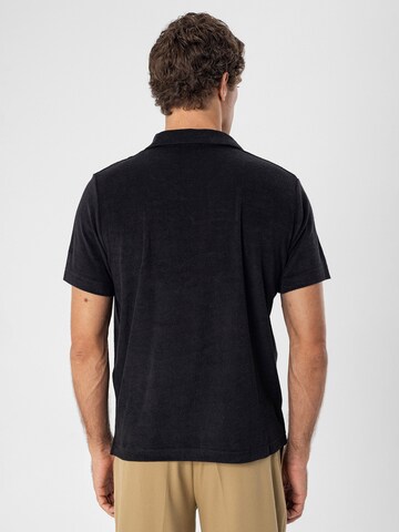 Tricou de la Antioch pe negru