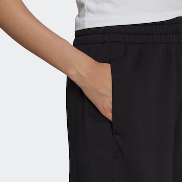 ADIDAS SPORTSWEAR - Loosefit Pantalón deportivo 'Essentials Pin Stripe Block Fleece ' en negro