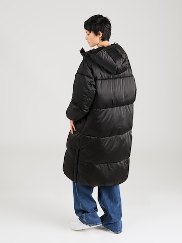 Tommy Jeans Płaszcz zimowy w kolorze czarny