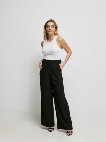 ABOUT YOU x Iconic by Tatiana Kucharova Ohlapna forma Hlače z naborki 'Mathilda' | črna barva