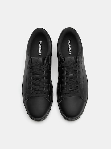 Pull&Bear Trampki niskie w kolorze czarny