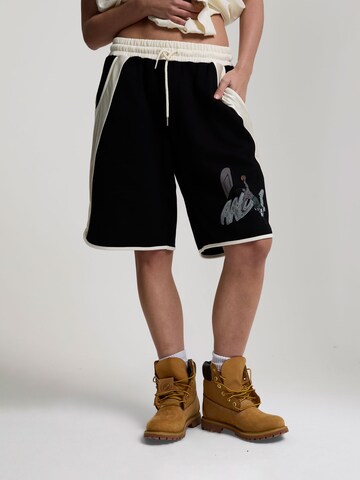 AND1 Широка кройка Панталон 'Camo Dunk' в черно: отпред