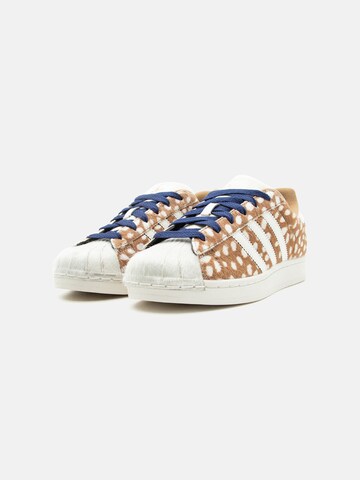 ADIDAS ORIGINALS Ниски маратонки 'Superstar II' в кафяво