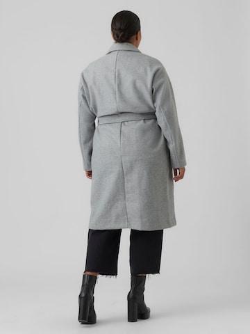 Vero Moda Curve Átmeneti kabátok 'Fortune' - szürke