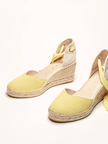 Sandalo 'Alpargata Cuña 7 cm' di Alhamas in giallo