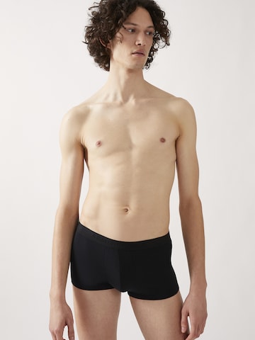 ARMEDANGELS Boxershorts 'KLAAUS' in Zwart: voorkant