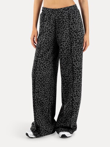 Smilodox Loose fit Trousers in Black: front