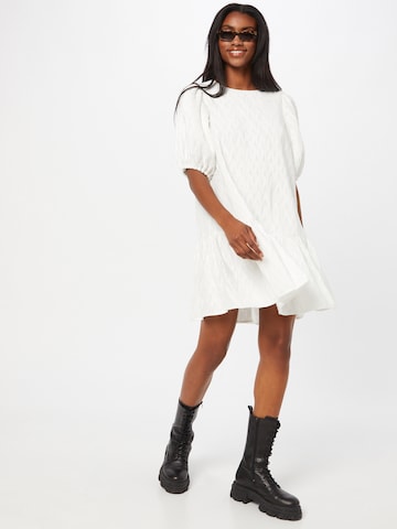 Robe 'Lova' Gina Tricot en blanc