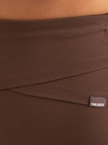 évasé Leggings ' Florea ' Smilodox en marron
