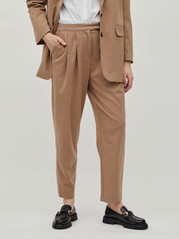 Tapered Pantaloni con pieghe 'VIBrienne' di VILA in marrone: frontale