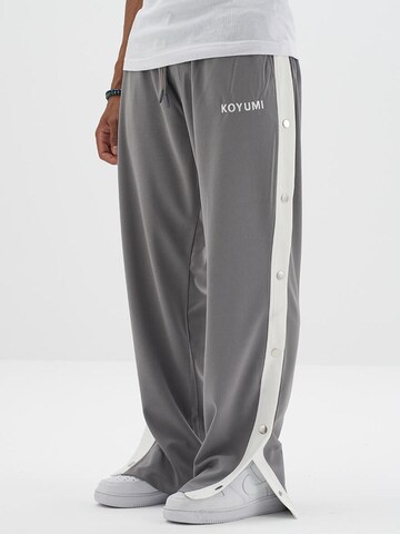 Koyumi Regular Sportbroek 'Druckknöpfen  mit weißen Streifen' in Grijs