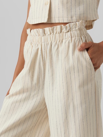 Regular Pantalon 'MINASAIY' VERO MODA en blanc