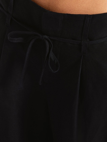 Wide leg Pantaloni cutați de la Bershka pe negru