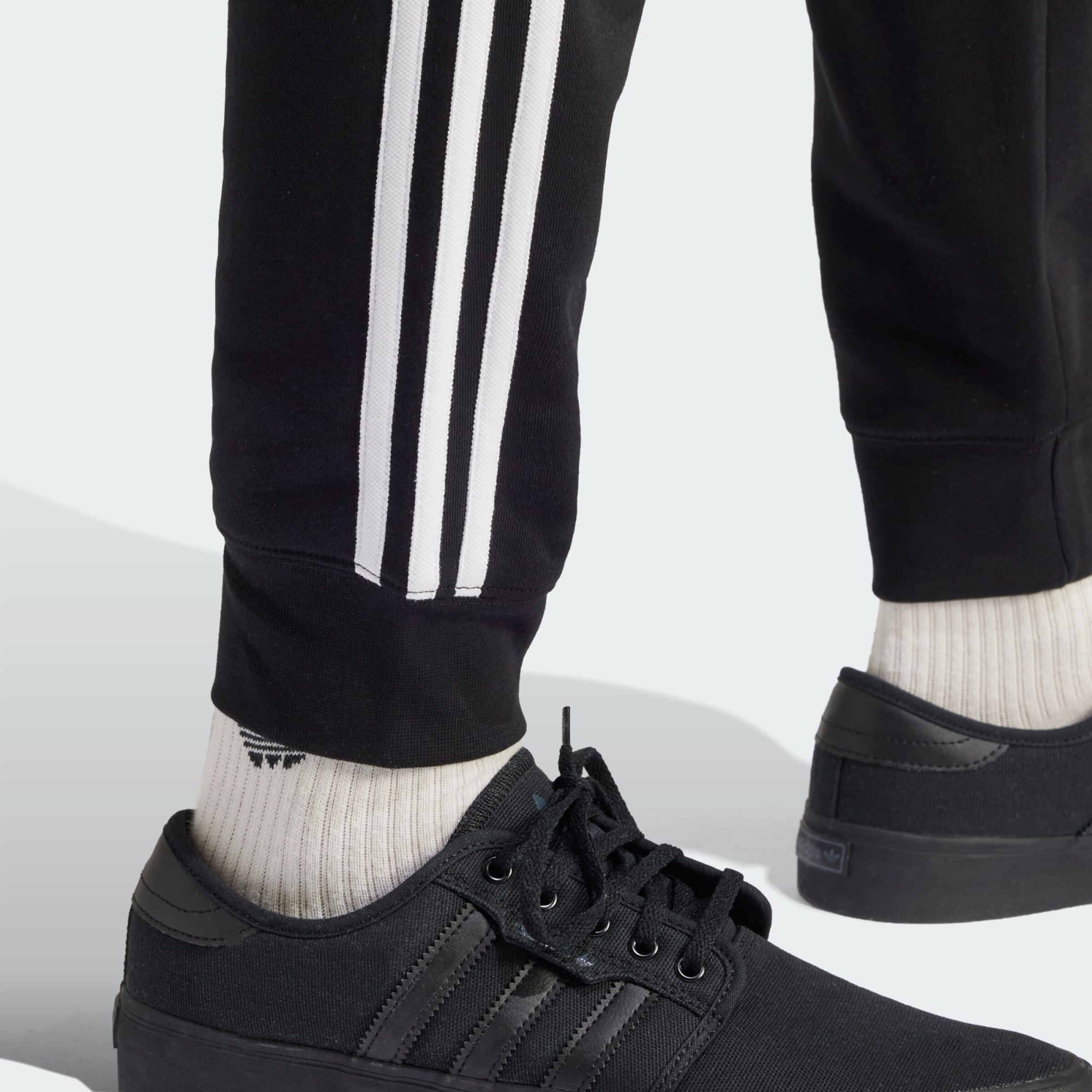 ADIDAS ORIGINALS Tapered Pants Adicolor in Black ABOUT YOU