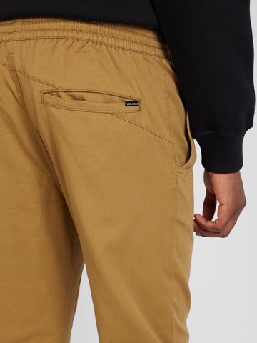 Volcom - Tapered Calças 'FRICKIN' em castanho