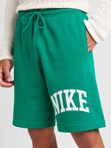 Loosefit Pantalon 'CLUB' Nike Sportswear en vert