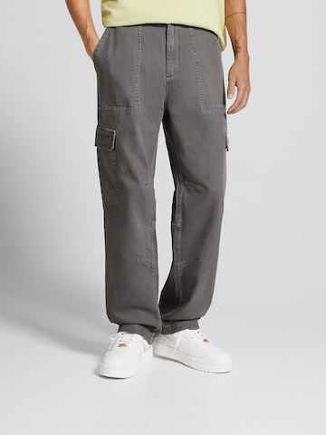 Loosefit Pantalon cargo Bershka en gris : devant