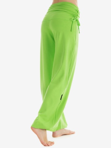 Effilé Pantalon de sport 'WH1' Winshape en vert