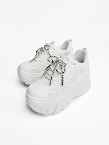 Sneaker bassa di Bershka in bianco