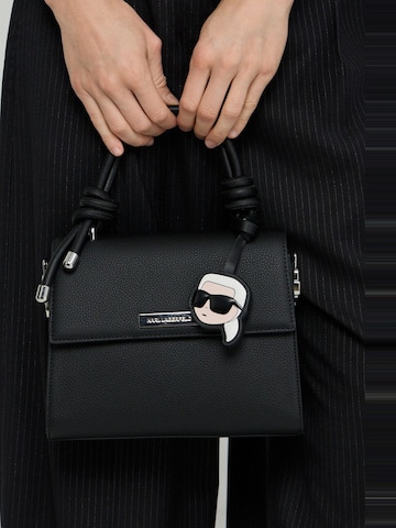 Karl Lagerfeld Käsilaukku 'Karl Lagerfeld Sac Bandoulière Ikon Satchel Noir' värissä musta