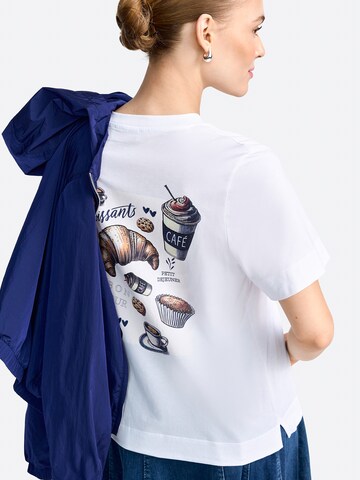 Tricou de la Rich & Royal pe alb