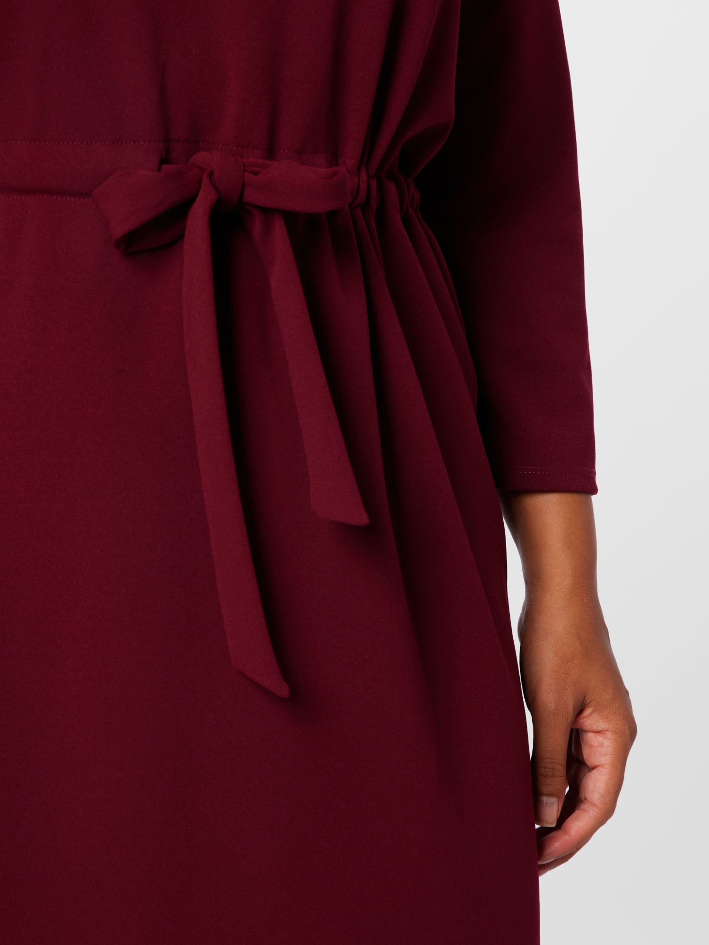 ABOUT YOU Curvy Kleid 'Zora' in Bordeaux | ABOUT YOU