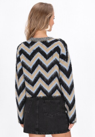 IZIA Neuletakki värissä musta