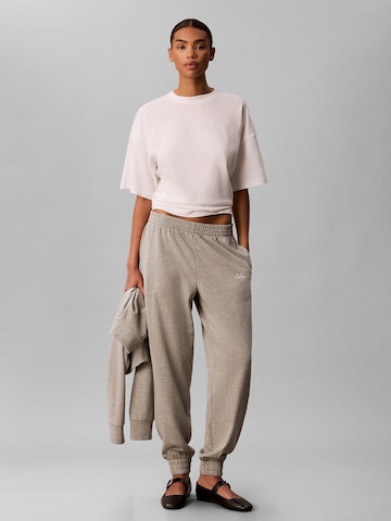 Effilé Pantalon à pince Calvin Klein en gris : devant