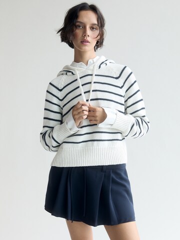 Pull&Bear Sweater in White: front