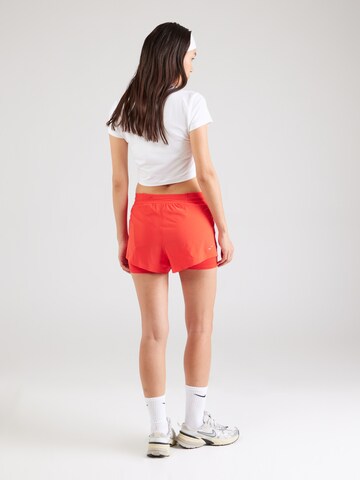 NIKE - regular Pantalón deportivo en rojo