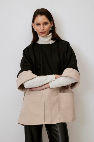Touche Prive Cape in Black: front