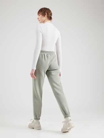 ABOUT YOU - Tapered Calças 'Laureen' em verde