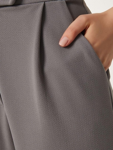 Loosefit Pantalon à pince Happiness İstanbul en gris