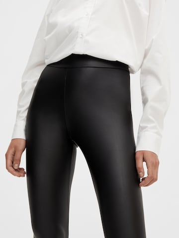 PIECES Skinny Leggings 'Shiny' in Schwarz