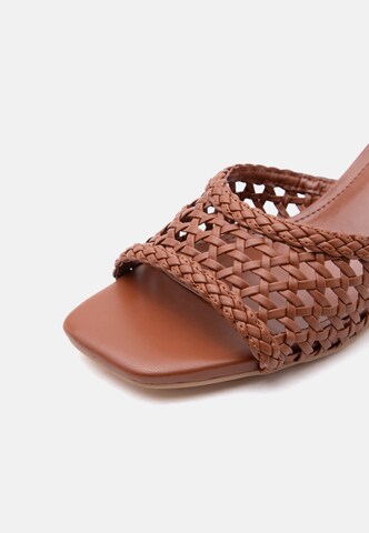 Madden Girl Μιούλ 'Cyrus' σε καφέ