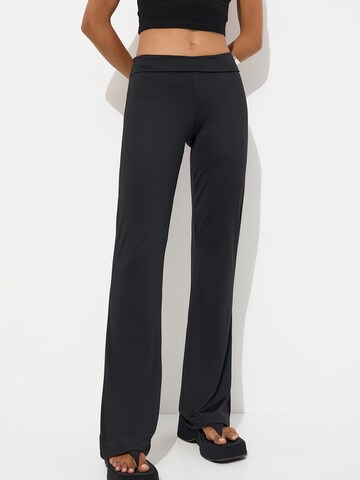 Pull&Bear Flared Hose in Schwarz