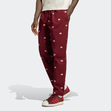 Coupe slim Pantalon ADIDAS ORIGINALS en rouge : devant