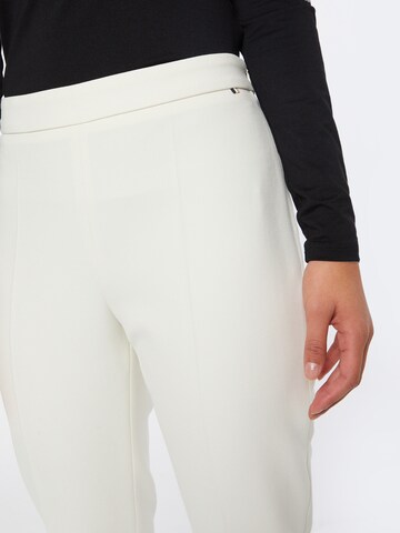 Regular Pantaloni 'Tiluna' de la BOSS Black pe alb