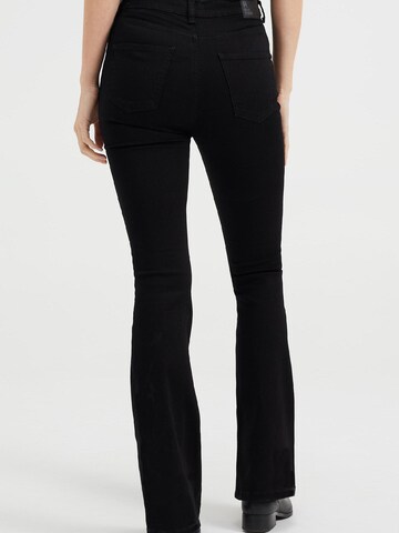 WE Fashion Flared Jeans in Zwart