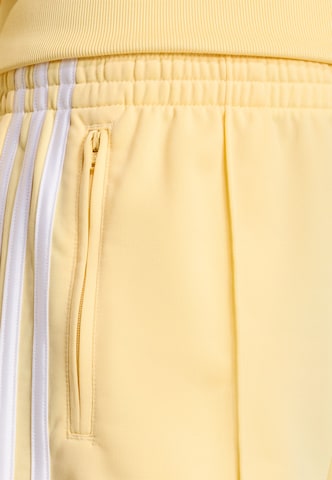 ADIDAS ORIGINALS - Loosefit Pantalón 'Firebird Classic' en amarillo