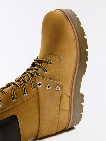 Boots stringati di Bershka in beige