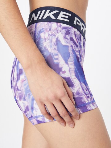 NIKE Skinny Sportshorts in Blau