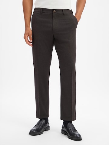 Coupe slim Pantalon 'Ajend' DRYKORN en marron : devant