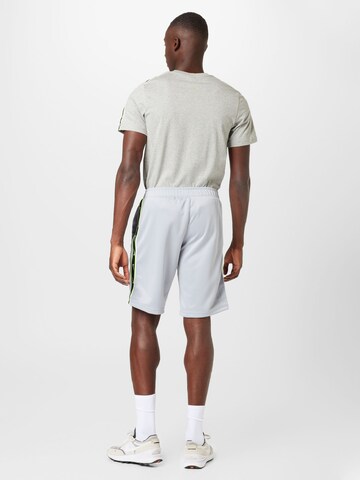 Nike Sportswear Loosefit Shorts 'Repeat' in Grau