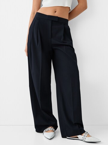 Bershka Wide leg Pleated Pants in Blue: front