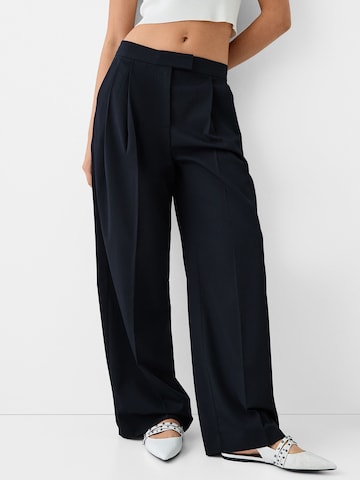 Bershka Wide leg Trousers with creases in Blue: front