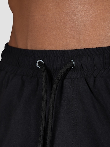 Regular Shorts de bain MOROTAI en noir